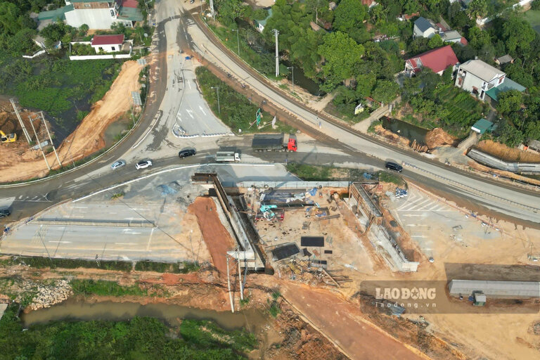 Những khối bêtông cốt thép lớn đang được xây dựng. Ảnh: Tô Công.