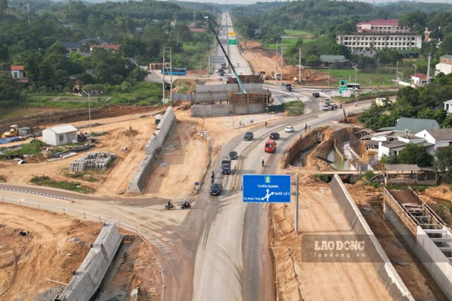 Trên công trường xây cầu vượt nối 2 cao tốc trọng điểm miền núi phía Bắc
