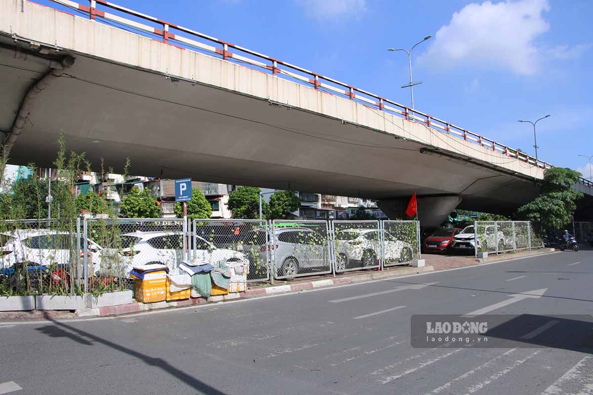 Điểm trông giữ xe dưới gầm cầu vượt Ngã tư Vọng thời điểm chưa bị giải tỏa. Ảnh: Nguyễn Tùng.