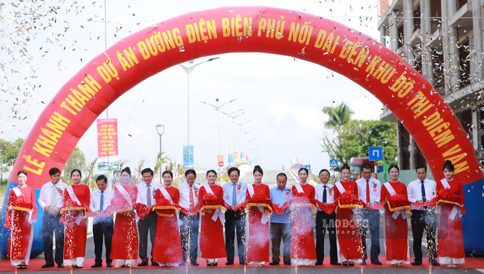 Cắt băng khánh thành Đường Điện Biên Phủ nối dài đến Khu đô thị Diêm Vân. Ảnh: Hoài Phương