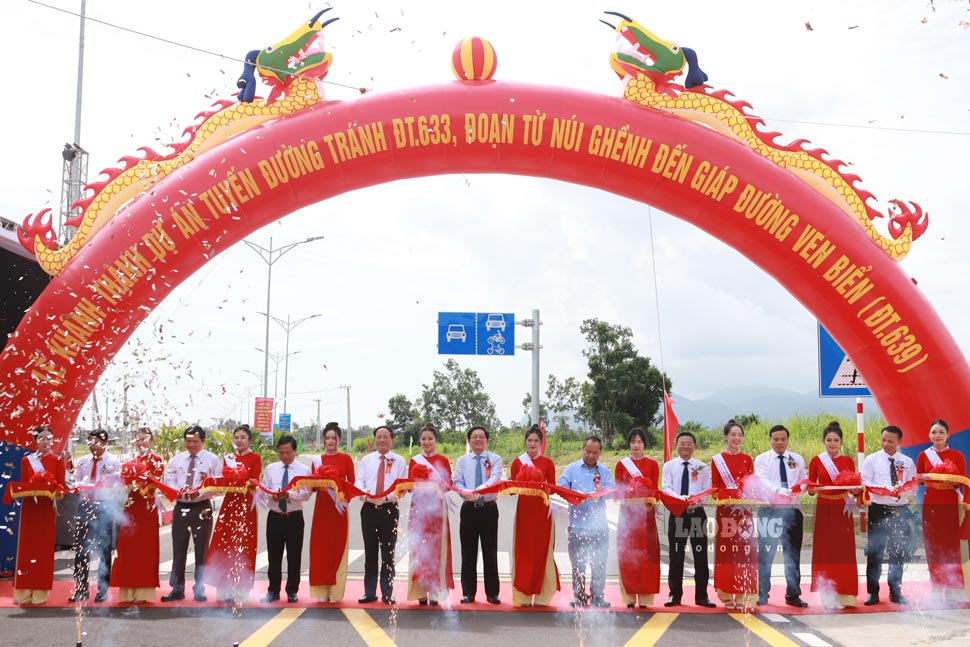 Cắt băng khánh thành dự án Tuyến đường tránh ĐT633, đoạn từ Núi Ghềnh đến giao với đường ven biển ĐT639. Ảnh: Hoài Phương
