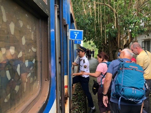 Đường sắt tạm dừng 21 chuyến tàu khách