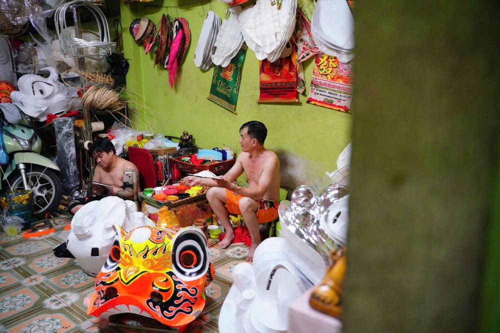 Không khí tất bật trong xưởng sản xuất đầu lân những ngày cận Trung Thu. Ảnh: Thái Bảo