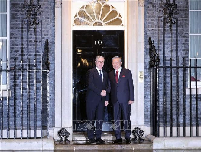Thủ tướng Liên hiệp Vương quốc Anh và Bắc Ireland Keir Starmer đón Tổng Bí thư Tô Lâm. Ảnh: Thống Nhất/TTXVN