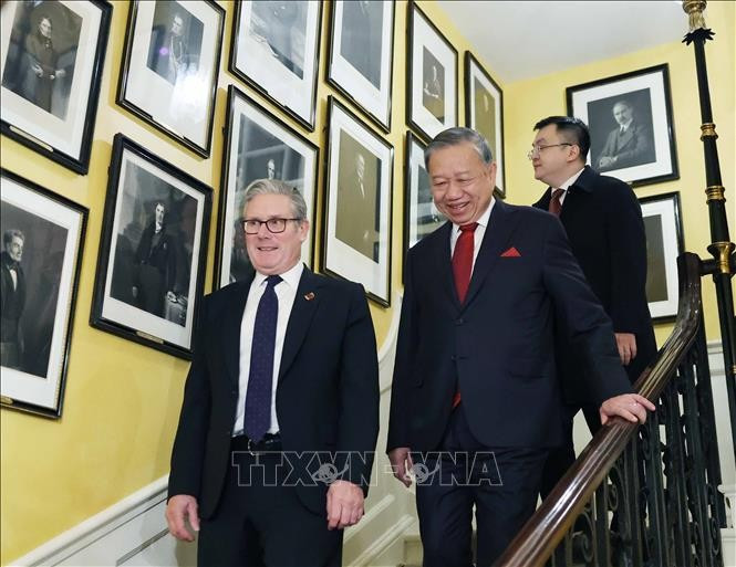 Tổng Bí thư Tô Lâm và Thủ tướng Liên hiệp Vương quốc Anh và Bắc Ireland Keir Starmer. Ảnh: Thống Nhất/TTXVN thu-tuong-anh-chu-tri-le-don-chinh-thuc-va-hoi-dam-voi-tong-bi-thu-to-lam-6.jpg