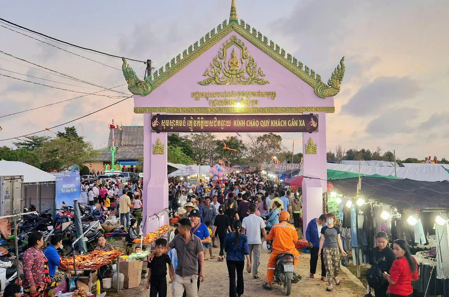 Người dân vùng đồng bào dân tộc Khmer tham gia lễ hội tại phường Vĩnh Châu, TP Cần Thơ. Ảnh: X. L.