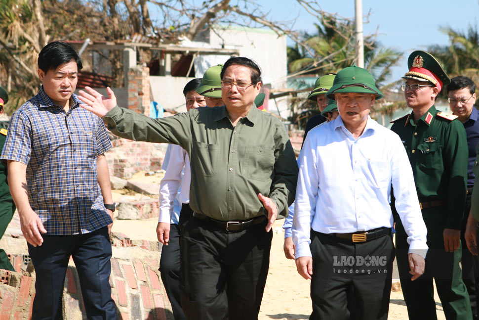 Thủ tướng Chính phủ kiểm tra khu vực bị ảnh hưởng bởi triều cường. Ảnh: Hoài Phương