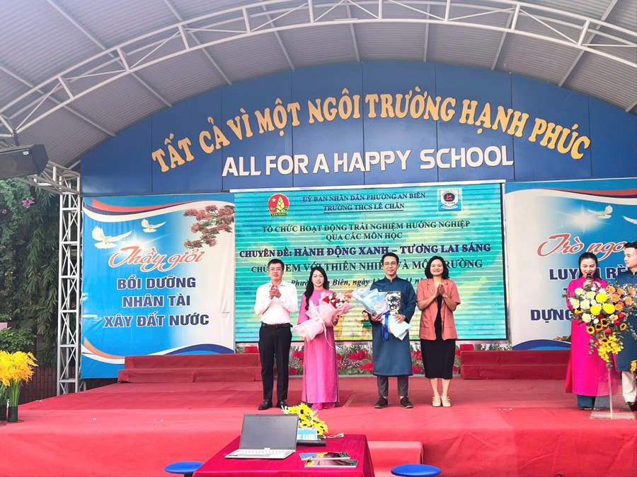 Đại diện Sở GD&ĐT Hải Phòng và Phường An Biên tặng hoa giáo viên thực hiện chuyên đề.