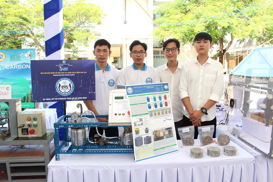 Sinh viên Trường Đại học Sư phạm Kỹ thuật - Đại học Đà Nẵng tham gia trưng bày sản phẩm tại Ngày hội khởi nghiệp đổi mới sáng tạo thành phố Đà Nẵng. phat-trien-cac-dai-hoc-trong-diem-2.jpg