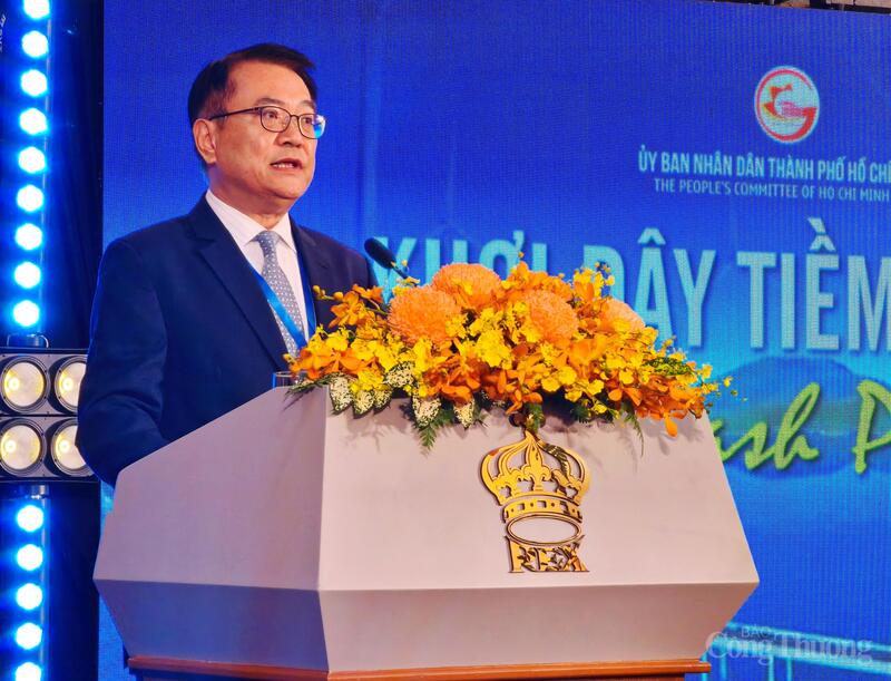 Ông Lee Dong Uk - Cố vấn cấp cao, Văn phòng Chủ tịch SK (Tập đoàn SK Hàn Quốc) chia sẻ tại hội nghị. Ảnh: Thừa Ngọc.