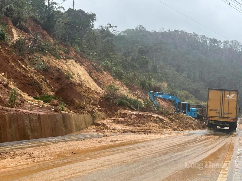 Chính quyền tỉnh Quảng Ngãi đang nỗ lực để thông tuyến những tuyến đường huyết mạch nhưng cũng đồng thời khuyến cáo người dân hạn chế đi lại nếu không có việc cần thiết. Ảnh: Tuệ Lâm