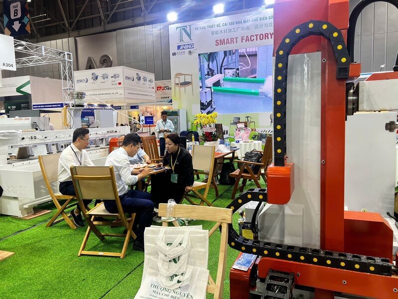 Khách tham quan thương thảo, kết nối hợp tác tại triển lãm. Ảnh Phương Hoa