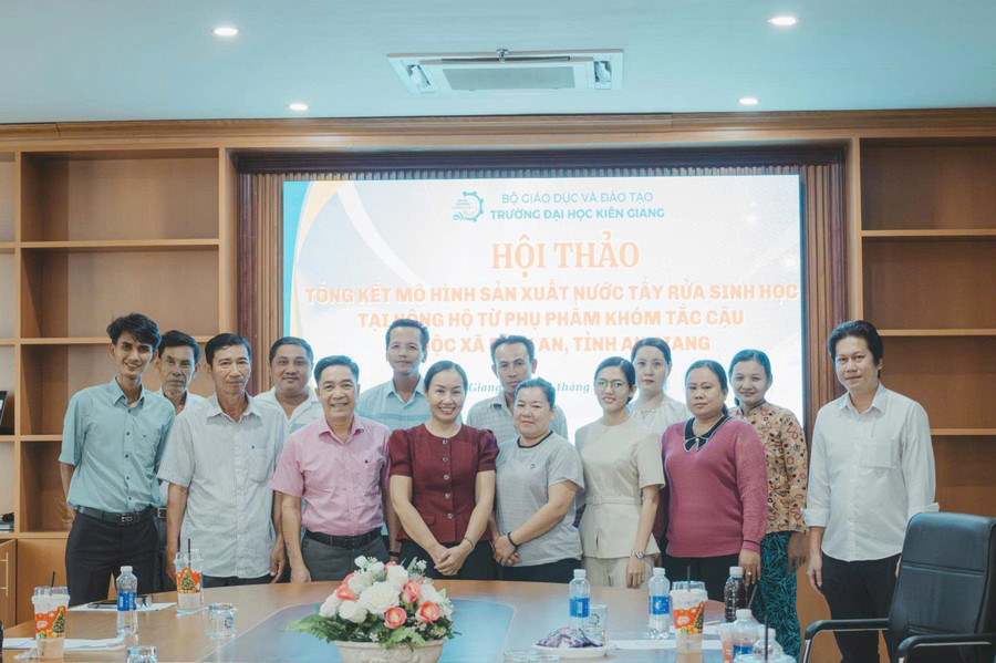 Các đại biểu, chuyên gia và các hộ dân chụp ảnh lưu niệm. khom-kgu.jpg