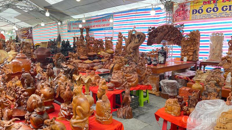 Khu triển lãm đồ gỗ thủ công mỹ nghệ, giới thiệu các sản phẩm chế tác tinh xảo. Ảnh: Ngọc Hoàng