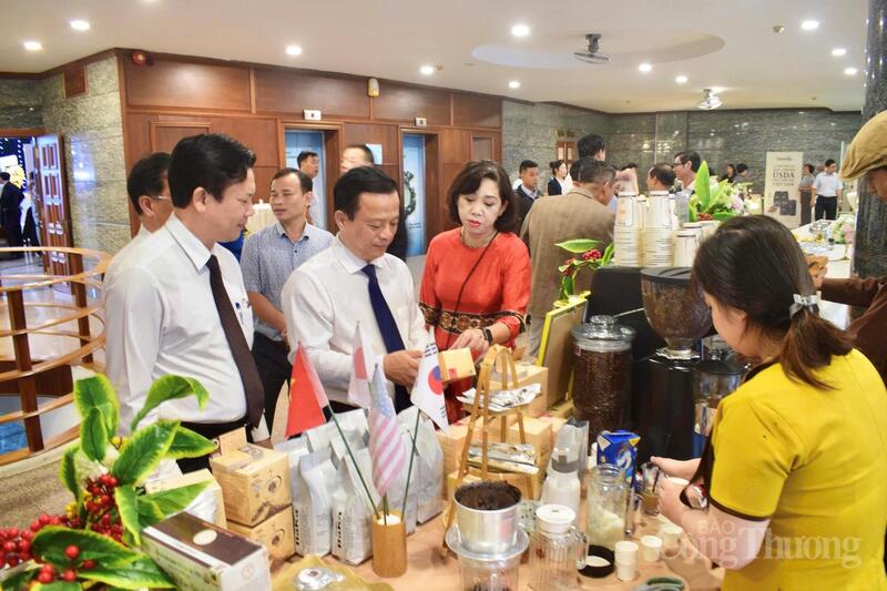 Lãnh đạo tỉnh Gia Lai thăm gian hàng cà phê trong khuôn khổ sự kiện xúc tiến xuất khẩu diễn ra tại địa phương. Ảnh: Hiền Mai