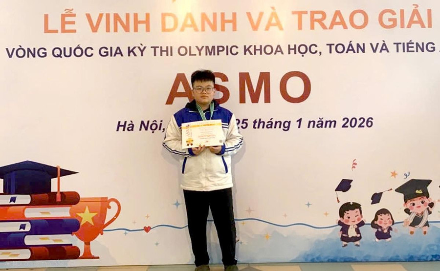 Em Nông Tuấn Dương tại buổi trao giải. 1000047191.jpg