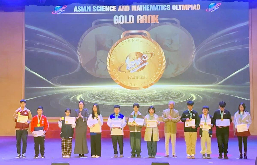 Em Nông Tuấn Dương, lớp 7E, Trường THCS Lê Quý Đôn (thứ 6 từ trái qua phải) nhận Huy Chương Vàng tại Cuộc thi. 1000047189.jpg