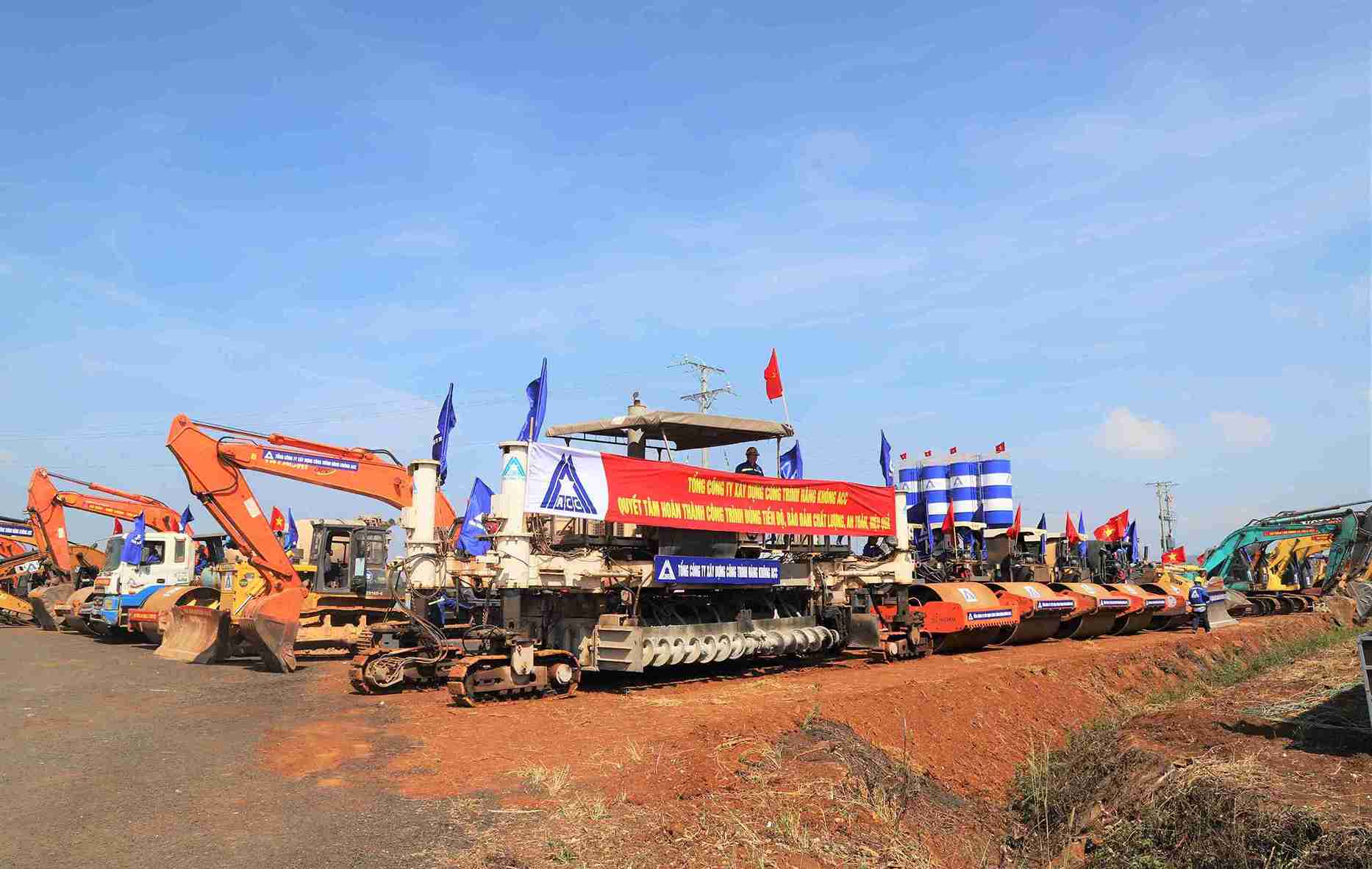 Máy móc, phương tiện trang thiết bị phục vụ lễ khởi công dự án sửa chữa, nâng cấp sân bay Liên Khương. Ảnh: Phúc Khánh