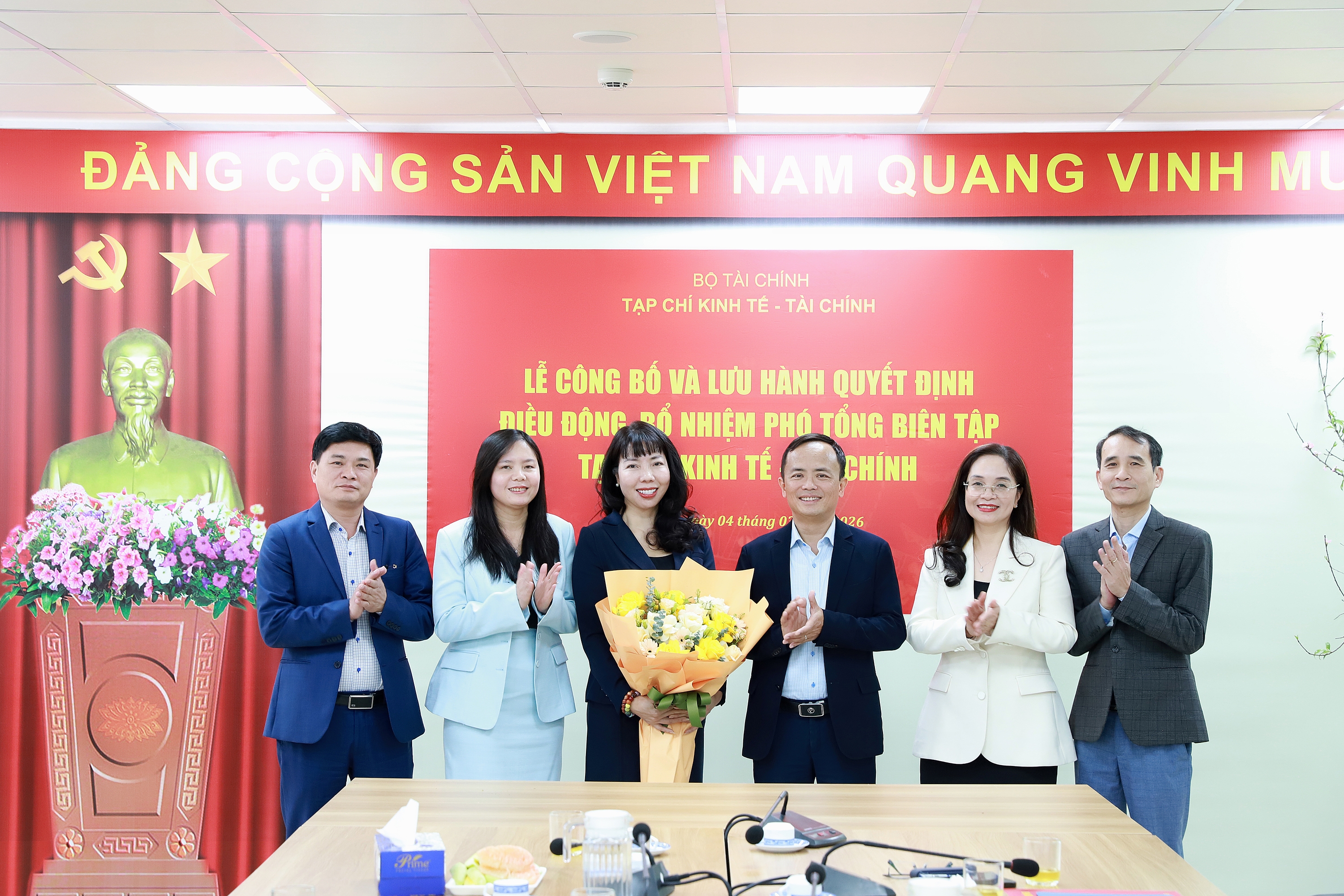 Điều động, bổ nhiệm bà Bùi Thị Thu Hương giữ chức Phó Tổng biên tập Tạp chí Kinh tế - Tài chính Điều động, bổ nhiệm bà Bùi Thị Thu Hương giữ chức Phó Tổng biên tập Tạp chí Kinh tế - Tài chính