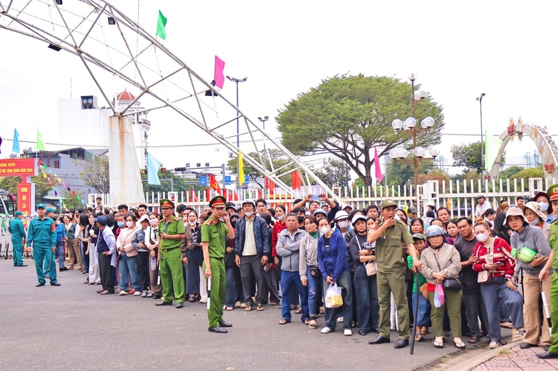 Người thân và nhân dân tiễn đưa các tân binh lên đường thực hiện nghĩa vụ thiêng liêng. Ảnh: Diễm Phúc