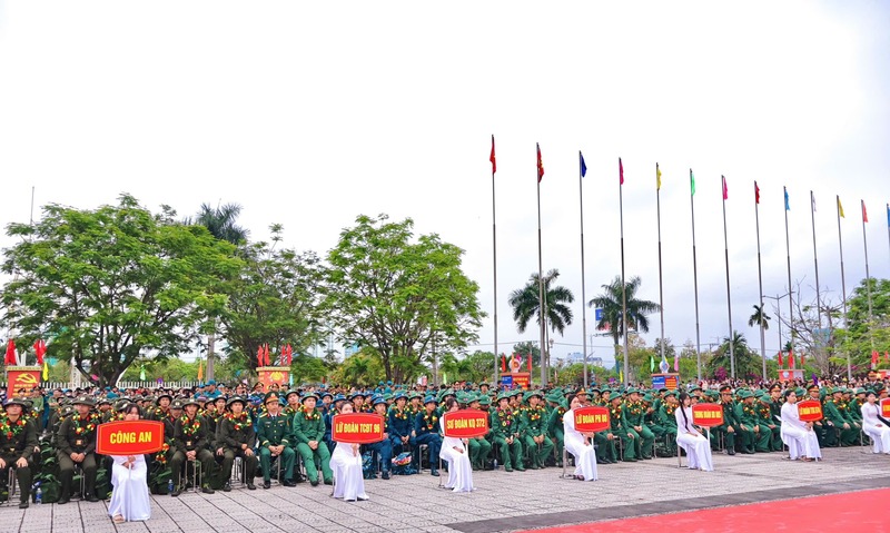 336 thanh niên trong quân phục ngay ngắn sẵn sàng lên đường nhập ngũ. Ảnh: Diễm Phúc