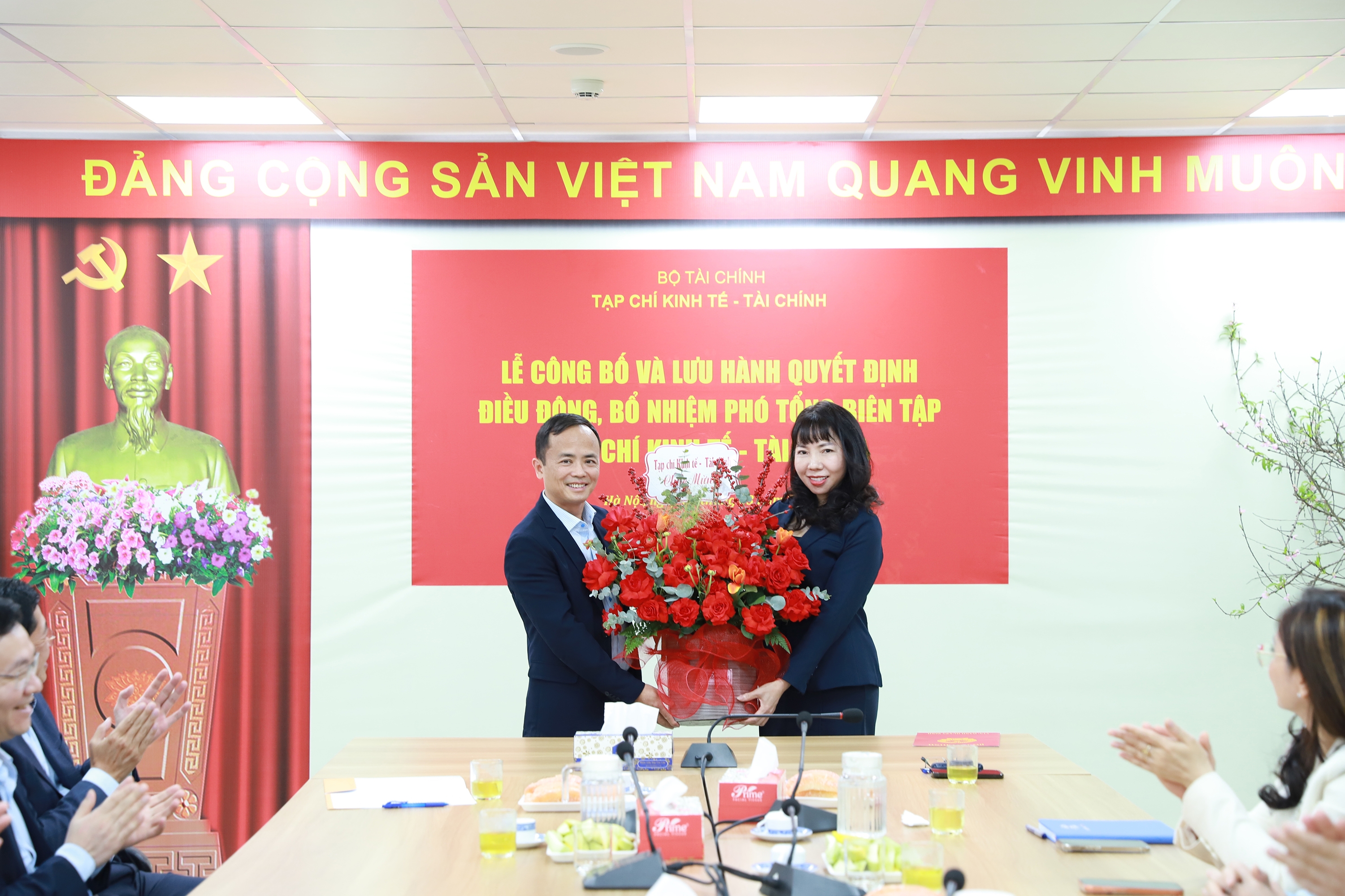 Điều động, bổ nhiệm bà Bùi Thị Thu Hương giữ chức Phó Tổng biên tập Tạp chí Kinh tế - Tài chính Điều động, bổ nhiệm bà Bùi Thị Thu Hương giữ chức Phó Tổng biên tập Tạp chí Kinh tế - Tài chính