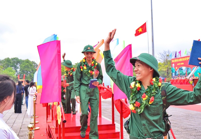 Các tân binh hào hứng bước qua cầu vinh quang, lên đường làm nghĩa vụ với đất nước. Ảnh: Diễm Phúc