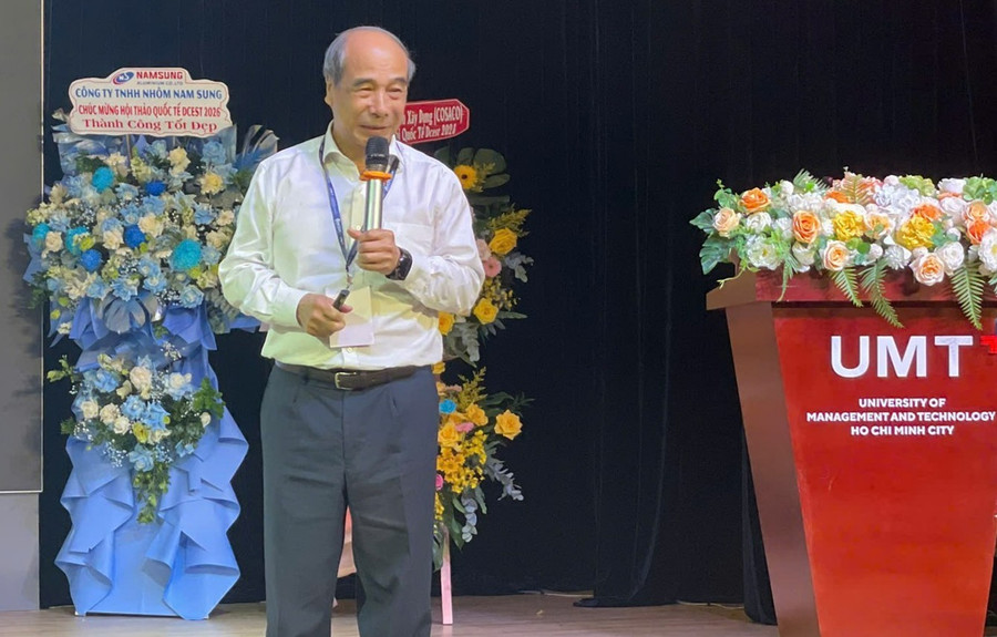 GS Hồ Tú Bảo chia sẻ tại hội thảo. Ảnh: Hà An.