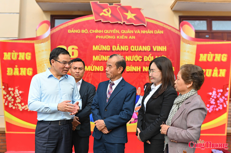 Quyền Bộ trưởng Bộ Công Thương Lê Mạnh Hùng (trái ảnh) tiếp xúc với các cử tri phường Kiến An, Hải Phòng.