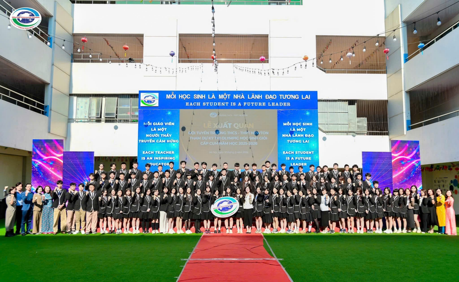 Đội tuyển Trường THPT Newton trong Lễ xuất quân trước kỳ thi.