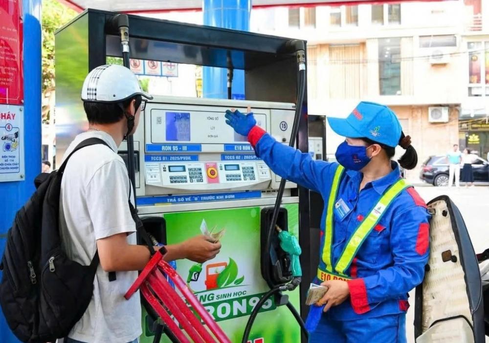 Việt Nam giữ vững phòng tuyến xăng dầu giữa cơn bão giá toàn cầu Việt Nam giữ vững phòng tuyến xăng dầu giữa cơn bão giá toàn cầu