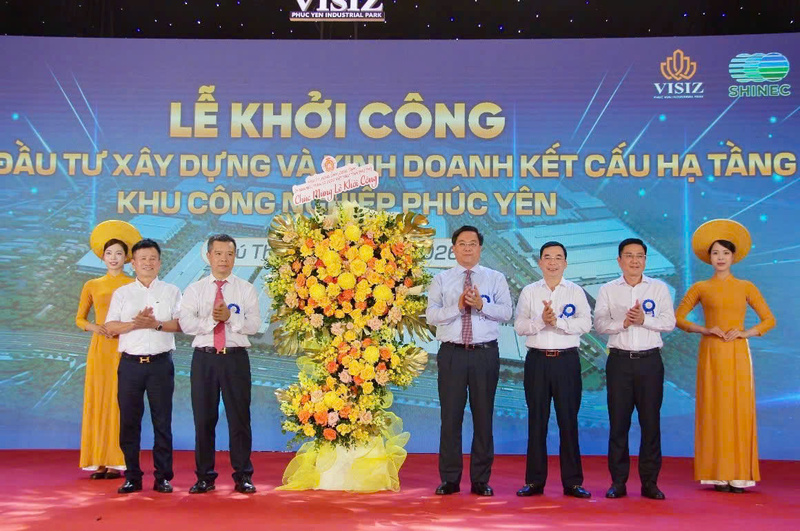 Các đại biểu tại Lễ khởi công Dự án đầu tư xây dựng và kinh doanh kết cấu hạ tầng Khu công nghiệp Phúc Yên. Ảnh: Ngọc Hoa