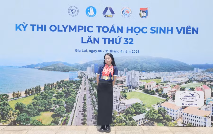 Sinh viên Nguyễn Thị Hà Trang - K65SPCNA, Khoa Du lịch & Ngoại ngữ xuất sắc giành Huy chương Vàng. olympictoanhocjpg1.jpg