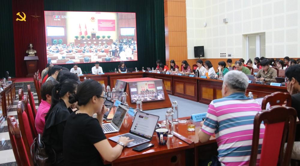 Các đại biểu nghiên cứu, học tập, nghe quán triệt tại điểm cầu Báo Lao Động. Ảnh: Ái Vân