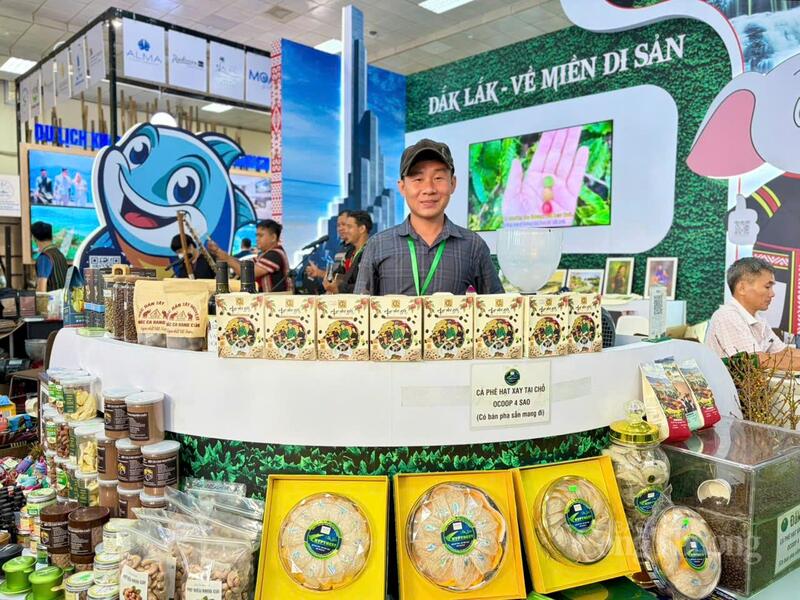 Các sản phẩm OCOP được trưng bày tại gian hàng của tỉnh.