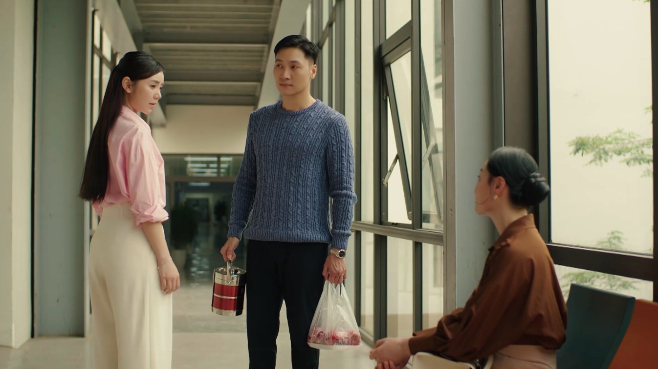 Thương khó xử vì cuộc nói chuyện với mẹ Quân trong tập 33 phim “Bước chân vào đời“. Ảnh: VFC.