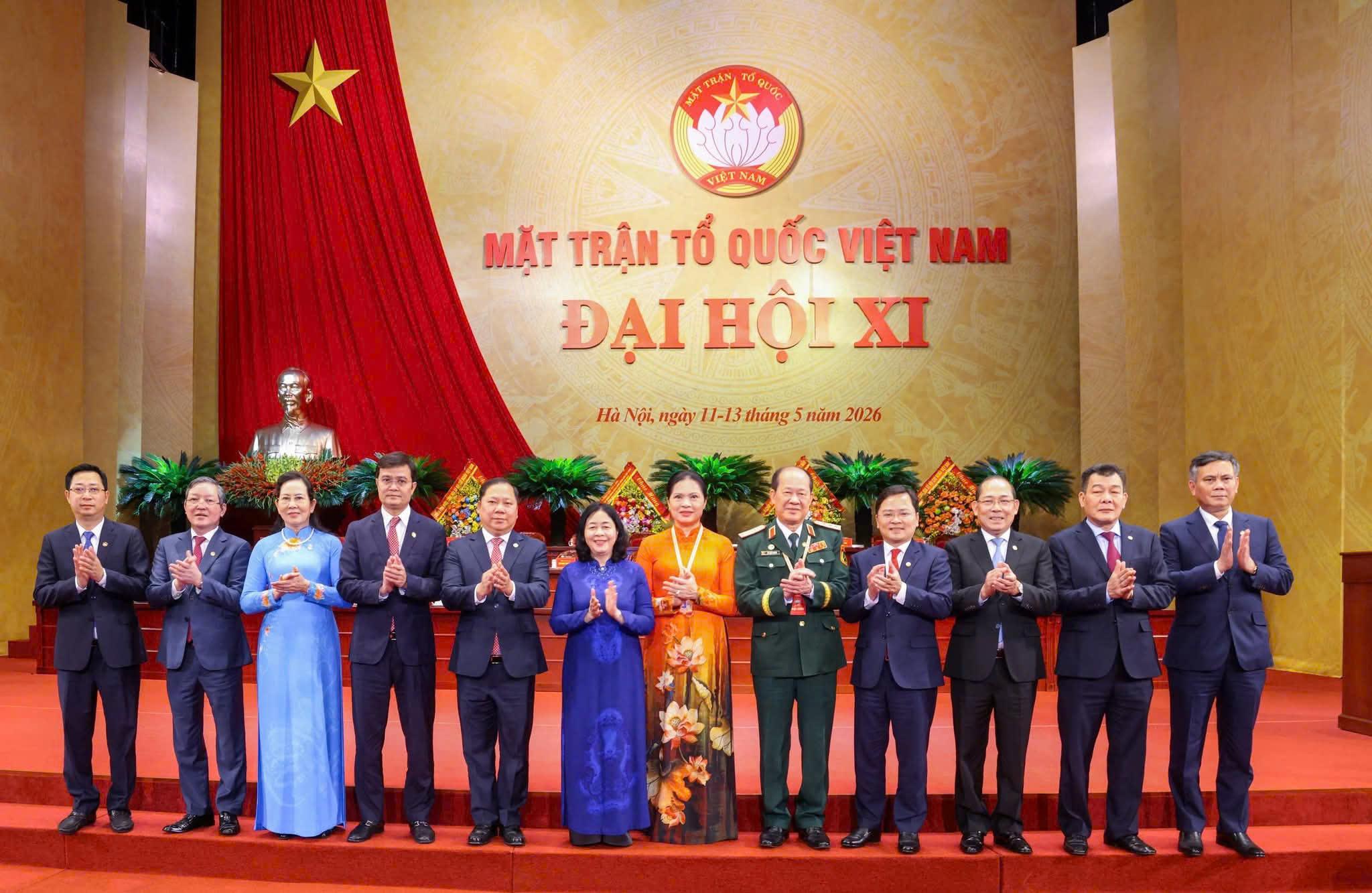12 đồng chí trong Ban Thường trực Uỷ ban Trung ương Mặt trận Tổ quốc Việt Nam khoá XI.