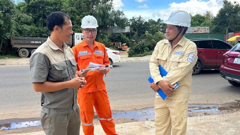 Cán bộ Công ty Điện lực Đắk Lắk tuyên truyền, hướng dẫn người dân sử dụng điện an toàn, hiệu quả mùa khô năm 2026. Ảnh: Vũ Long