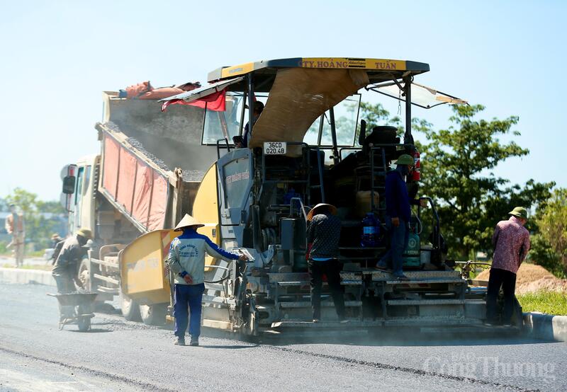 Để ứng phó với thời tiết cực đoan, nhiều đơn vị thi công đã điều chỉnh thời gian làm việc cho công nhân. Một số công trình bố trí làm sớm hơn vào buổi sáng, nghỉ giữa trưa dài hơn và tăng cường làm vào chiều muộn hoặc ban đêm để giảm tác động của nắng nóng.