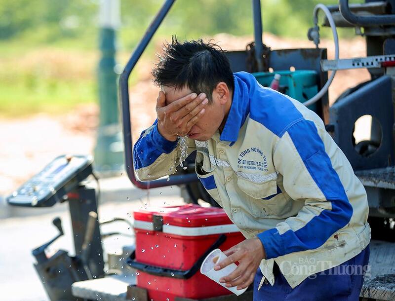 Tranh thủ vài phút giải lao trên công trường, anh Lê Trần Duy (sinh năm 1993, phường Nguyệt Viên, Thanh Hóa) cho biết, anh đã gắn bó với nghề suốt 6 năm nay, mỗi mùa hè đến là một lần đối mặt với thử thách khắc nghiệt.