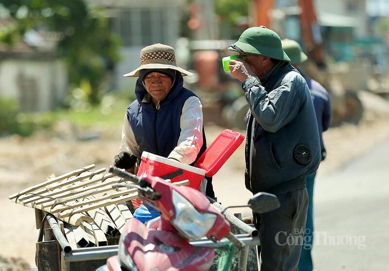 Giữa cái nắng bỏng rát của mùa hè ở Thanh Hóa, những giọt mồ hôi của người công nhân vẫn âm thầm rơi trên các công trình, tuyến đường... Đằng sau những con đường mới, những công trình đang dần hoàn thiện là sự đánh đổi bằng sức lực, sự bền bỉ và nhọc nhằn của những người lao động đang ngày ngày vật lộn với nắng nóng cực điểm để mưu sinh.