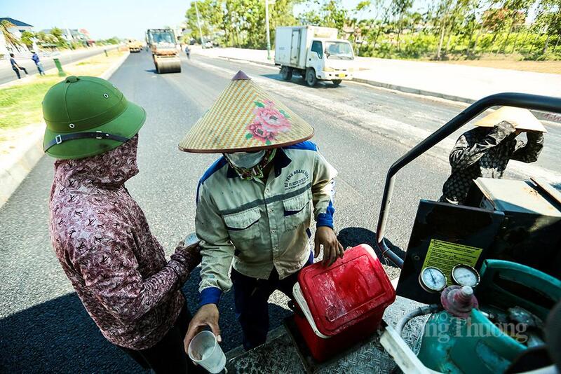 “Đổ nhựa đường giữa trời nắng nóng rất vất vả. Hơi nóng từ mặt đường cộng với nhiệt từ nhựa bốc lên khiến cơ thể lúc nào cũng như ở trong lò nung. Có hôm làm giữa trưa, nhiệt độ ngoài trời hơn 40 độ C, nhưng anh em vẫn phải cố gắng để kịp tiến độ công trình”, anh Duy chia sẻ.