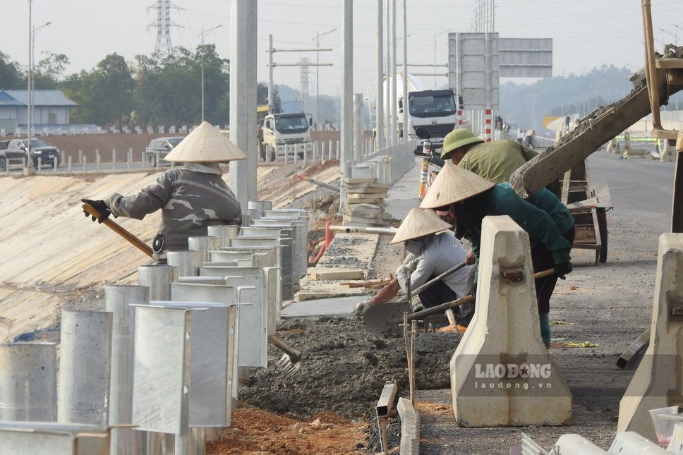 Các công nhân đang thi công rào chắn. Ảnh: Tô Công