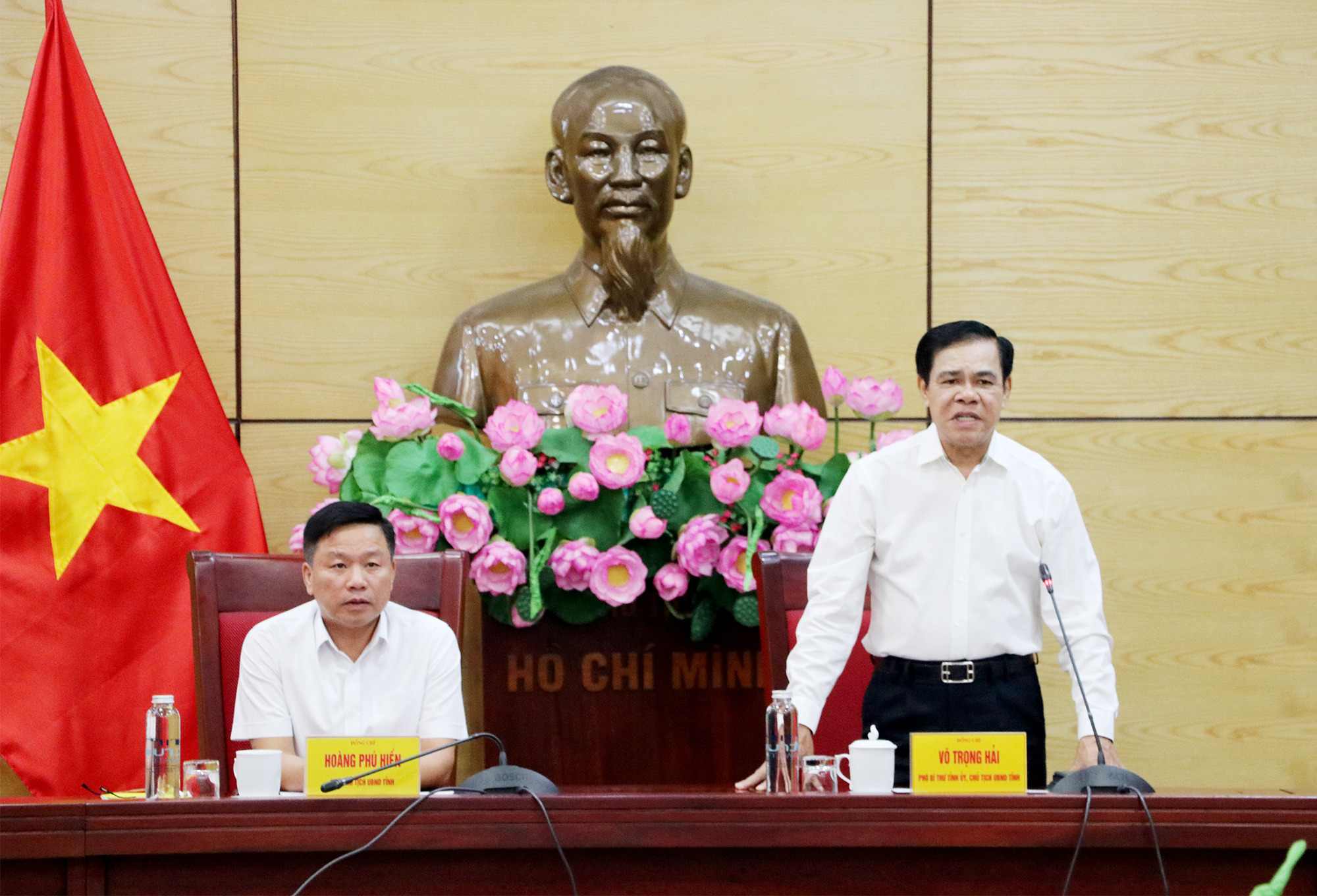 Chủ tịch UBND tỉnh Nghệ An Võ Trọng Hải yêu cầu đẩy nhanh tiến độ giải phóng mặt bằng dự án xây dựng đường băng sân bay Vinh. Ảnh: Ngọc Anh