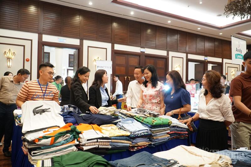 Các đại biểu tham quan gian hàng tại Đà Nẵng Mega Sale 2026