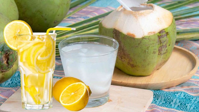 Uống nước chanh hay nước dừa tốt hơn trong ngày nắng nóng?