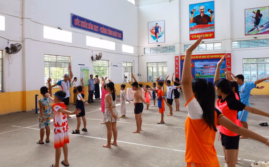 Trẻ em khởi động trước khi bơi. day-boi-mien-phi-3.jpg