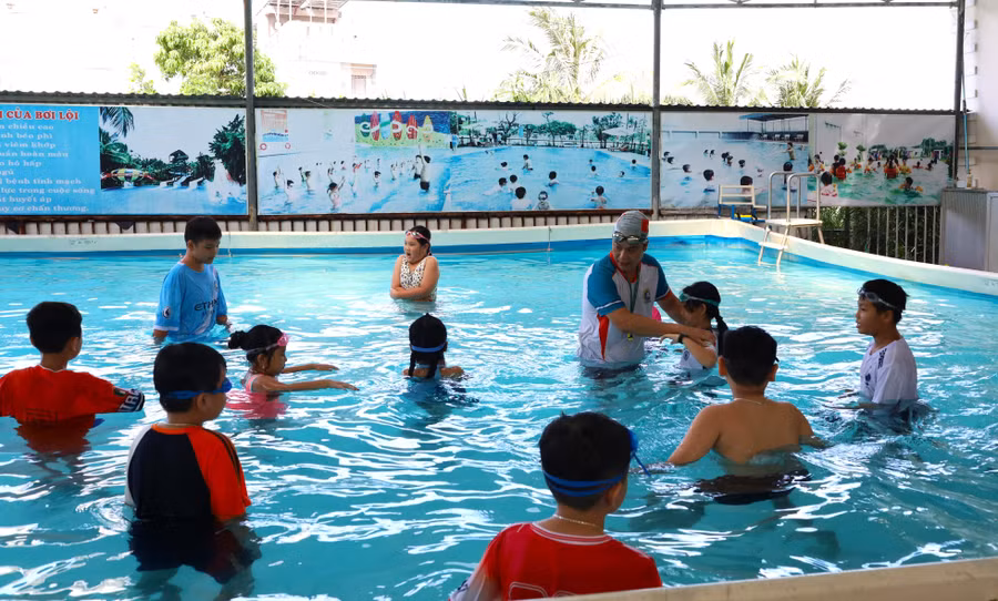 Trẻ em hào hứng học bơi. day-boi-mien-phi-2.jpg
