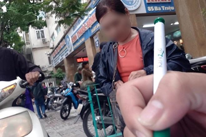 Ngang nhiên chèo kéo bệnh nhân trước cổng Bệnh viện Mắt Trung ương