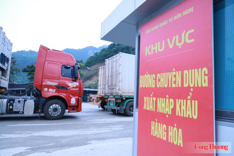 Hoạt động xuất nhập khẩu hàng hóa tại các cửa khẩu, đường chuyên dụng, lối thông quan trên địa bàn Lạng Sơn diễn ra bình thường. Ảnh: Trần Khoa